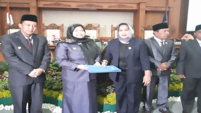 Bupati Muaro Jambi Sampaikan Ranperda Pertanggungjawaban APBD 2017