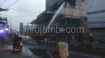 Petugas Damkar Temukan Masih Ada Titik Api di Novita