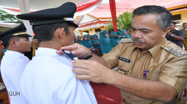H Husairi Lantik Kades Tanjung Dalam dan Muara Kelukup