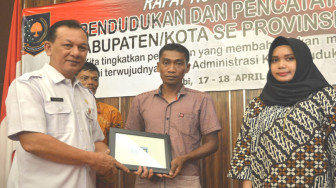 Pemprov Jambi Serahkan KTP E Bagi Warga SAD
