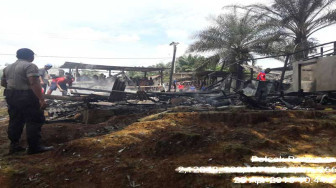 Ditinggal Ziarah Kemakam, Rumah Sekdes Pinang Merah Terbakar