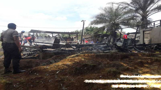 Ditinggal Ziarah Kemakam, Rumah Sekdes Pinang Merah Terbakar