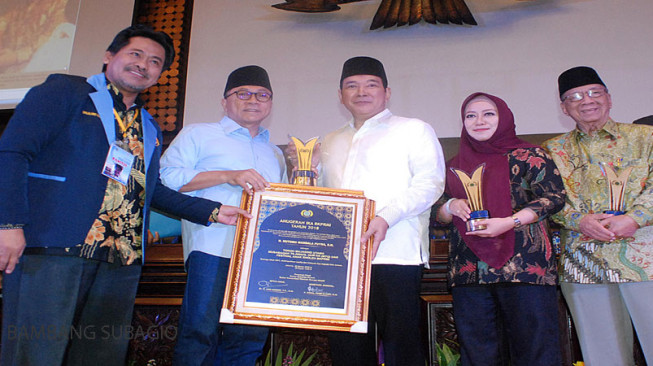 Zulhas dan Tommy Soeharto Terima Penghargaan IKA BKPRMI