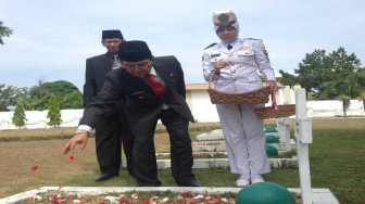 Plt Gubernur Jambi Ziarah ke Taman Makam Pahlawan