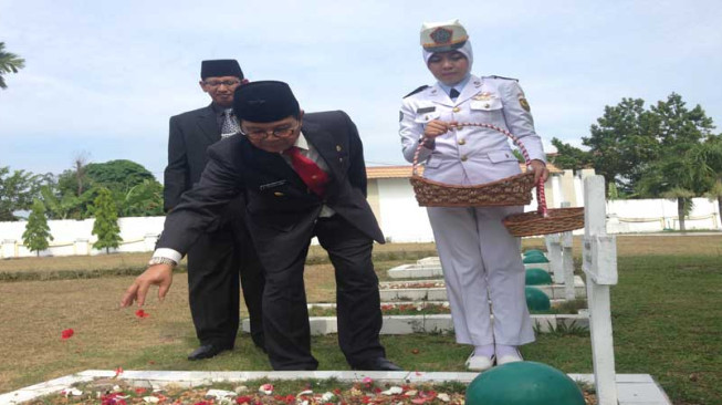 Plt Gubernur Jambi Ziarah ke Taman Makam Pahlawan