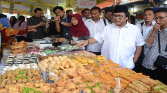 Bantu Pedagang Kecil, OSO Borong Makanan Takjil di Benhil