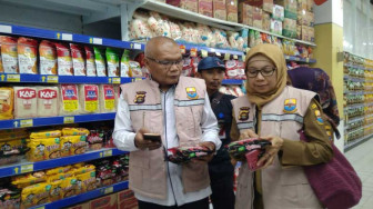 Sidak di Swalayan, BPOM Mengambil Beberapa Susu Kaleng Penyok