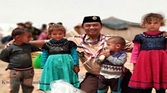 Eko Sulistio Menangis Dalam Pelukan Anak-Anak Pengungsi Palestina