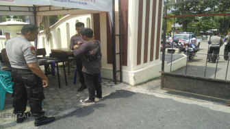 Mapolres Dijaga Ketat, Setiap Warga Yang Masuk Diperiksa