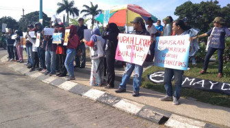Aksi Simpatik Hari Buruh Internasional di Tugu Juang
