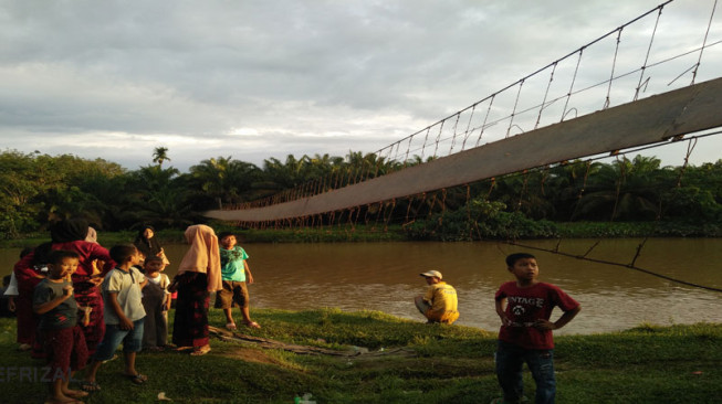 Tali Penahan Jembatan Putus Belasan Orang Jadi Korban