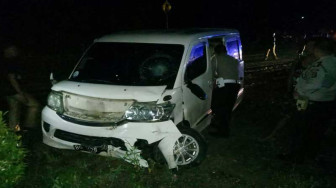 Asik Nongkrong, Dua Pemuda Tertabrak Minibus