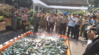 HUT ke-56 Satpol PP, Pemkot Jambi Musnahkan 2.265 Botol Miras Ilegal