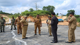 Bupati Safrial Tinjau Proyek Jembatan Layang di Merlung