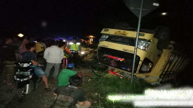Truk Pengangkut Kopi Terbalik di Jalinsum