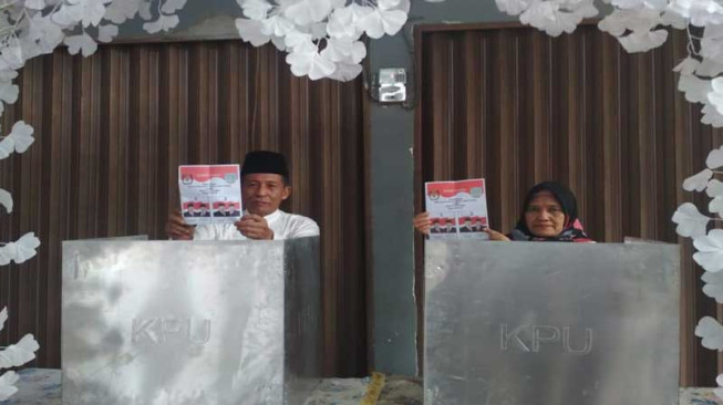 Calon Walikota Jambi Abdullah Sani Gunakan Hak Suaranya di TPS 11