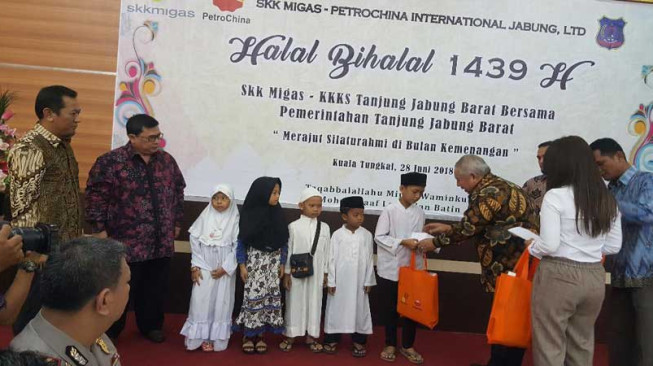 50 Anak Yatim Piatu Mendapat Bingkisan dari SKK Migas - PetroChina