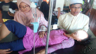 Pecah Ban Mini Bus Tabrak Sepeda Motor, Tiga Orang Luka Berat