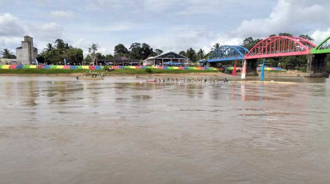 Berakhirnya Idul Fitri, Ditutup Lomba Pacu Perahu