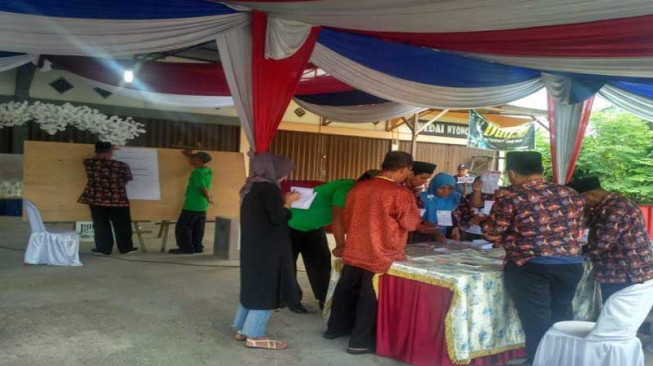 Pasangan Sani-Izi Ungguli Syarif Fasha-Maulana di TPS 11 Kelurahan Talang Bakung
