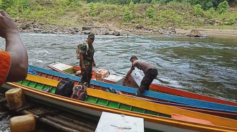 Sisi Lain Perjuangan TNI Polri Saat Membawa Logistik Pilkada ke Wilayah Terpencil