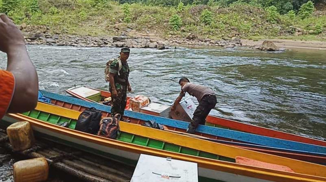 Sisi Lain Perjuangan TNI Polri Saat Membawa Logistik Pilkada ke Wilayah Terpencil
