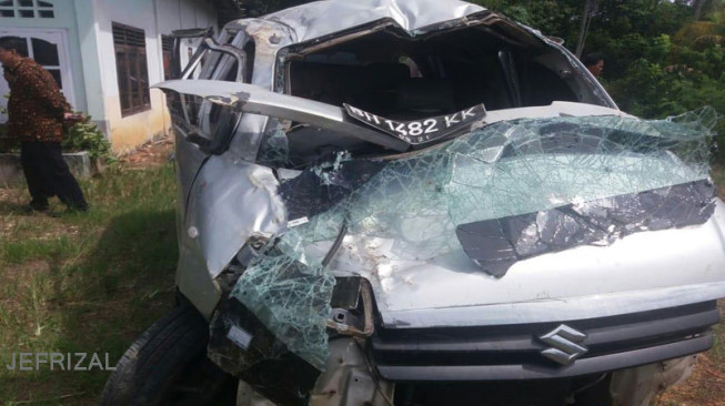 Minibus APV Terbalik Satu Korban Tewas