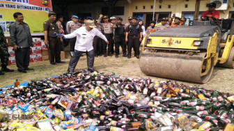 Pjs Bupati Merangin Musnahkan Ribuan Botol Miras