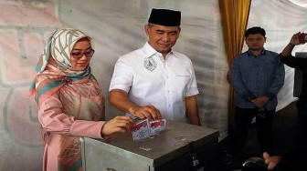 Syarif Fasha dan Istri Gunakan Hak Pilihnya di TPS 07