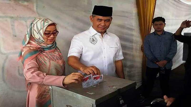 Syarif Fasha dan Istri Gunakan Hak Pilihnya di TPS 07