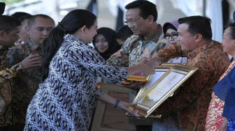 H Al Haris Bupati Muda Peduli Lansia