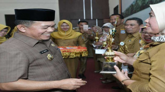 H Al Haris Serahkan Piala Pemenang LSS, Tingkat Kabupaten Merangin 2018