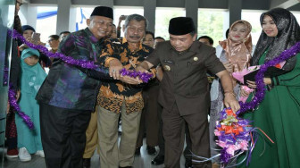Bupati Gunting Pita Grand Opening RS M2C