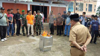 Kapolres Merangin Dampingi KPUD Merangin Musnahkan Ribuan Surat Suara Rusak