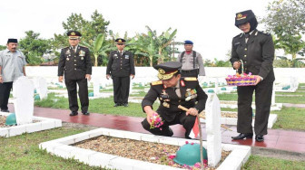 Polda Jambi Gelar Apel dan Tabur Bunga di TMP Satria Bhakti