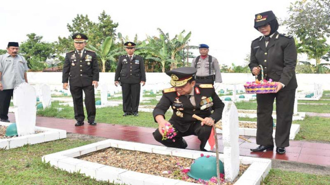 Polda Jambi Gelar Apel dan Tabur Bunga di TMP Satria Bhakti