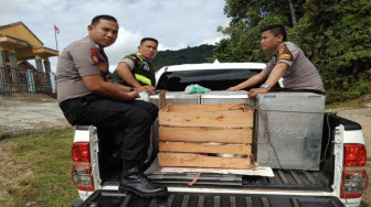 Aparat Kepolisian Kawal Pengembalian Kotak Suara Ke Kecamatan