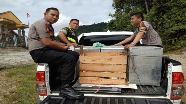 Aparat Kepolisian Kawal Pengembalian Kotak Suara Ke Kecamatan