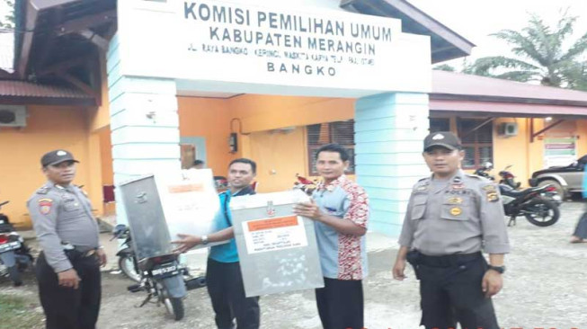 Polres Merangin Amankan Pendistribusian Kotak Suara Dari PPK ke KPUD Merangin