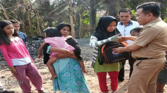 Warga Korban Kebakaran Desa Sungai Ulak Terima Bantuan