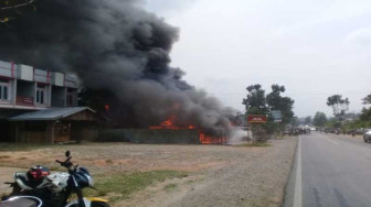 Diduga Korsleting Listrik, Tiga Toko Ludes Terbakar