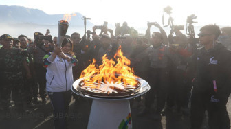 Obor Asian Games Berkobar di Puncak Gunung Bromo