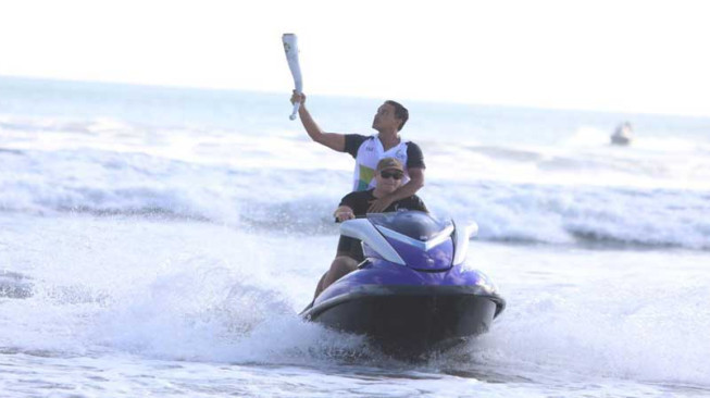 Hamish Daud Bangga Bawa Obor Asian Games Dengan Surfing