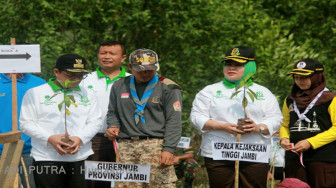 Tanam Pohon di Kawasan Mangrove Lestarikan Ekosistem Hutan Bakau