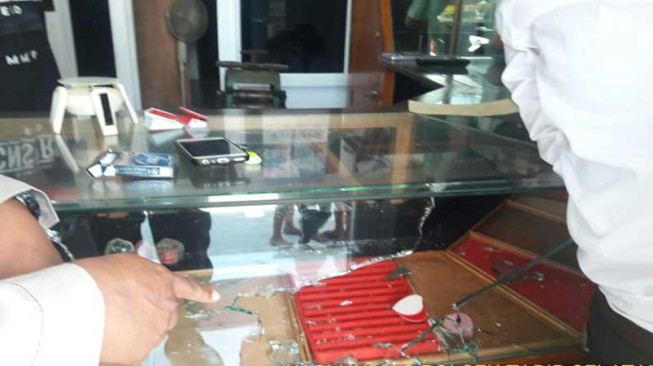 Rampok Beraksi, Emas Dua Kilo Raib