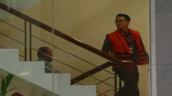Sidang Perdana Zumi Zola, Mendengarkan Pembacaan Surat Dakwaan JPU