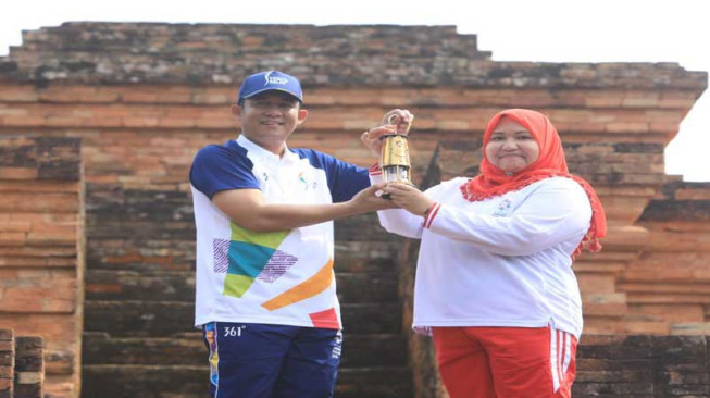 Kirab Obor Asian Games Sambangi Megahnya Candi Muaro Jambi