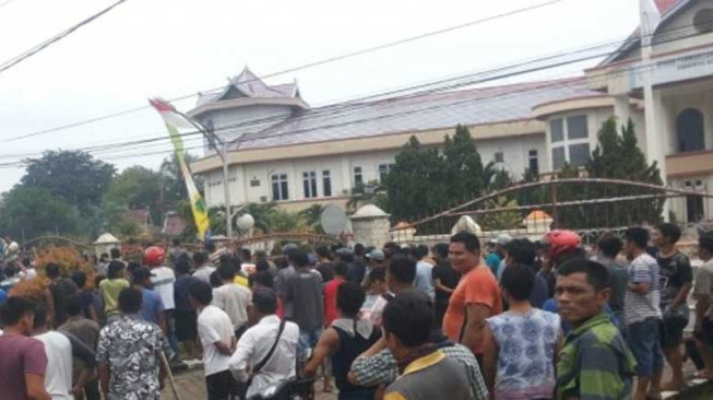 Gedung DPRD Batanghari Diserbu Sopir Truk Batu bara
