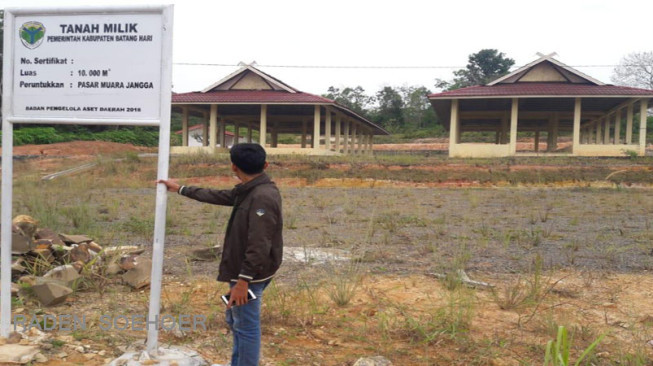 Bangunan Pasar Muara Jangga Terbengkelai