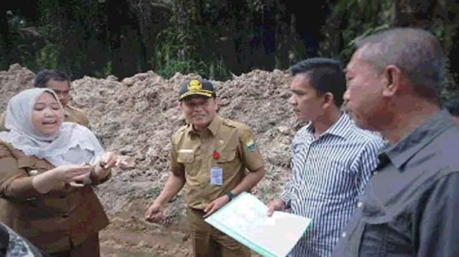 Masnah Busyroh Tinjau Pembangunan Jalan Sungai Bahar